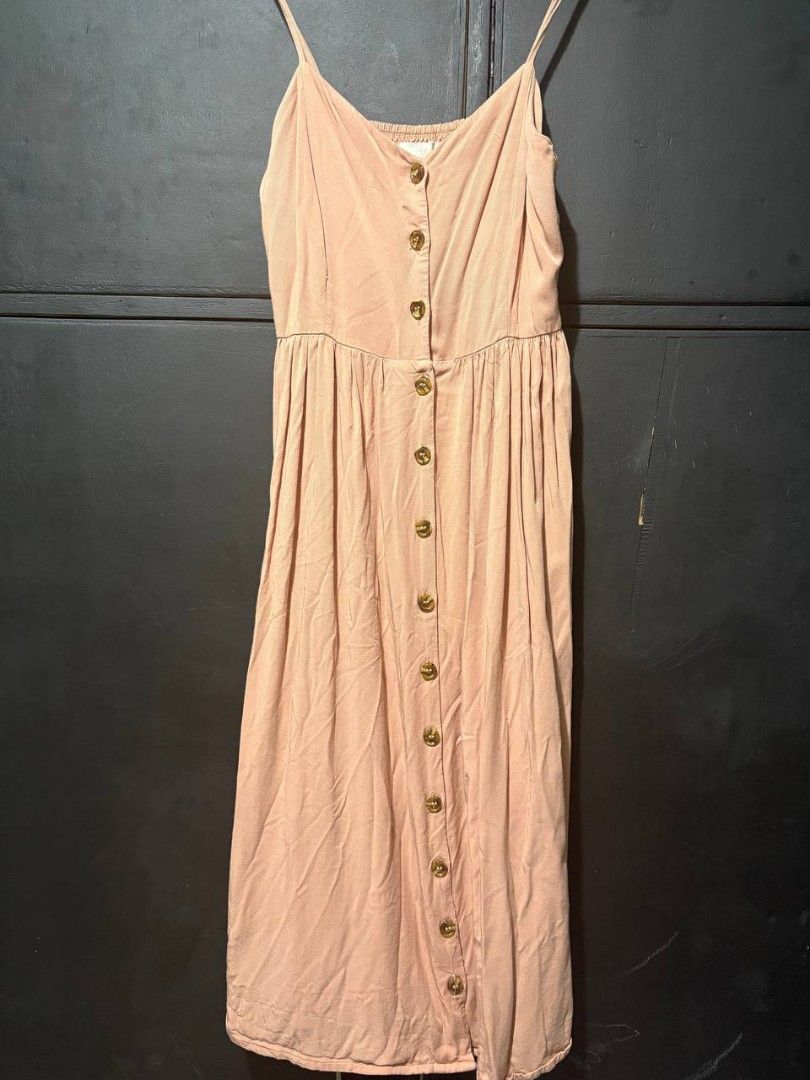 H&M Button-Down Midi Dress (Category: Dresses) located in Manila. Submitted by Rhidell (Listing ID 1400384681, Image 3). Description: - H&M midi dress Mediu -see photos for flaws but can be sewn - Button-down style with spaghetti straps - used only twice; fits small to medium - Flowing skirt - Solid color - Made of lightweight fabric - Size: EUR 36P buyer shoulders shipping payment method via gcash.