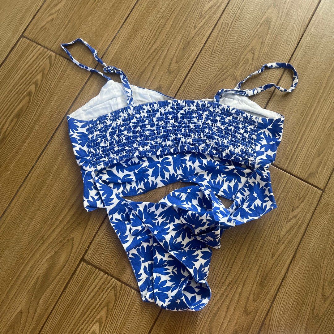 Mango Floral Print Crop Top with Tie (Category: Sleeveless) located in Quezon City. Submitted by misakiee (Listing ID 1400305293, Image 2). Description: - Blue and white floral print - Adjustable spaghetti straps - Tie detail at waist - Flattering silhouette - Great for summer - Versatile style.