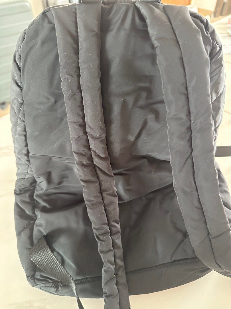 Marc Jacobs Quilted Backpack （分類：背囊）位於 Hong Kong。 由 cwai07 提交（商品編號 1400221163，圖片 1）。簡介： Black quilted backpack by Marc Jacobs. Features a front pocket and a main compartment with a zipper closure. The interior includes a small pocket. The backpack has adjustable straps and a top handle. The Marc Jacobs logo is visible on the front and inside the bag.。