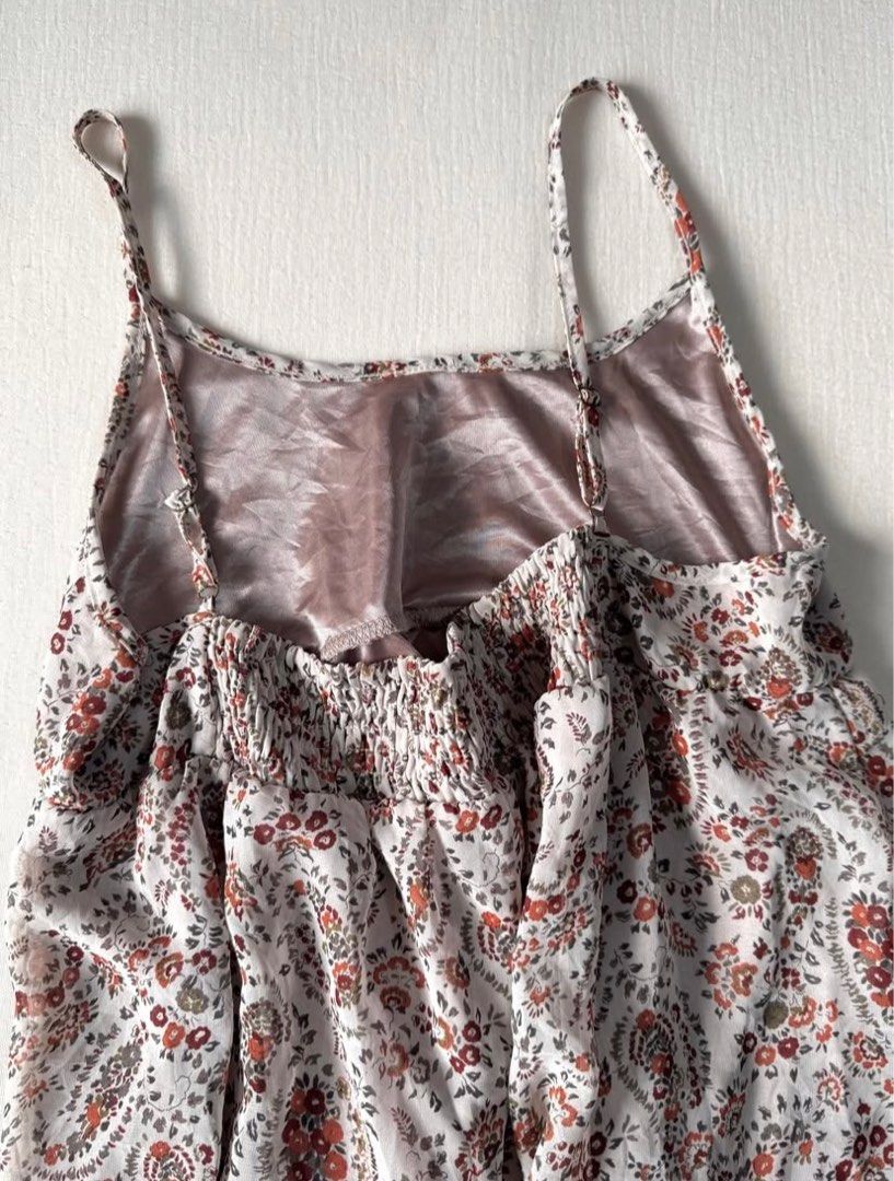 Paisley Floral Chiffon Top (Category: Sleeveless) located in Quezon City. Submitted by starkstallone (Listing ID 1400208116, Image 2). Description: bought this on ig never worn since it kinda loose on my bust area :(( luvv the print tho and quality is still 10/10 L20 B34-36 W28-36 fits s-m.