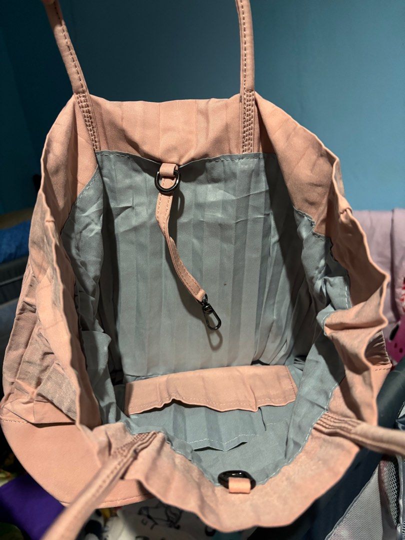 Pink Tote Bag (Category: Tote Bags) located in Makati City. Submitted by styledsecond_ (Listing ID 1400275651, Image 2). Description: .