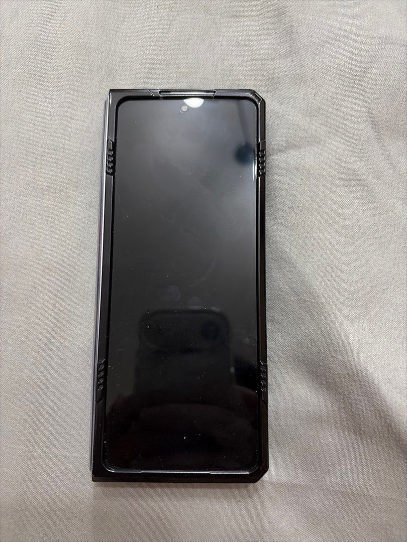 Samsung fold 5 (Category: Samsung) located in Paranaque City. Submitted by skye821 (Listing ID 1400355357, Image 1). Description: Lcd inside broken .