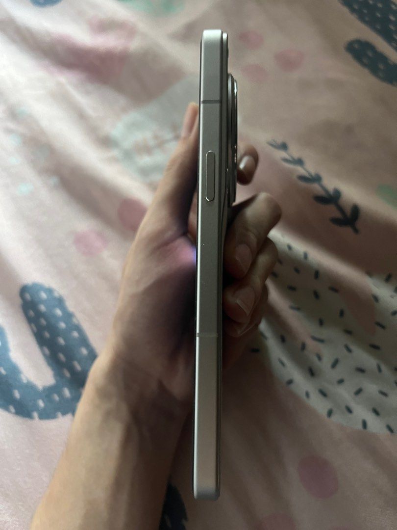 Tecno Camon 30 Premier (Category: Android Others) located in Manila. Submitted by gailmoonto94874 (Listing ID 1400291460, Image 3). Description: Tecno Camon 30 Premier 12gb Ram 512gb Rom Android 15 Dimensity 8200 Ultimate No issues Unit Box Charger.