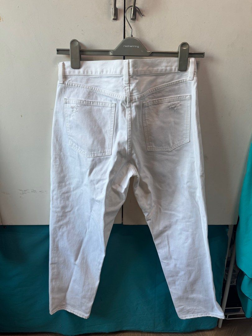 Uniqlo White Relaxed Jeans (Category: Jeans) located in Pasay City. Submitted by abrms (Listing ID 1400206871, Image 3). Description: Size 27 Uniqlo RFS: Used less than 5 times, prefer a more high waisted jean Price negotiable! .