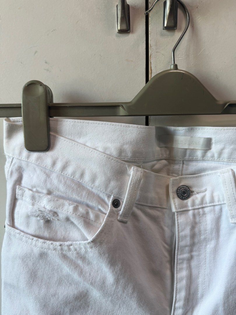 Uniqlo White Relaxed Jeans (Category: Jeans) located in Pasay City. Submitted by abrms (Listing ID 1400206871, Image 2). Description: Size 27 Uniqlo RFS: Used less than 5 times, prefer a more high waisted jean Price negotiable! .