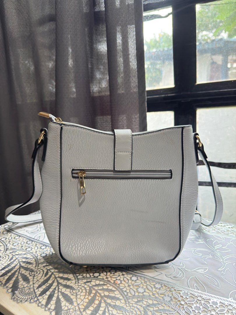 SALE ASHLYN CROSSBODY (Category: Shoulder Bags) located in Mandaluyong City. Submitted by itsellasanchez (Listing ID 1400471388, Image 3). Description: From US.