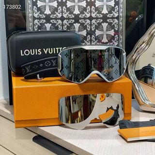(Category: ) located in . Submitted by fashion.luxe (Listing ID 1400565569, Image 1). Description: .