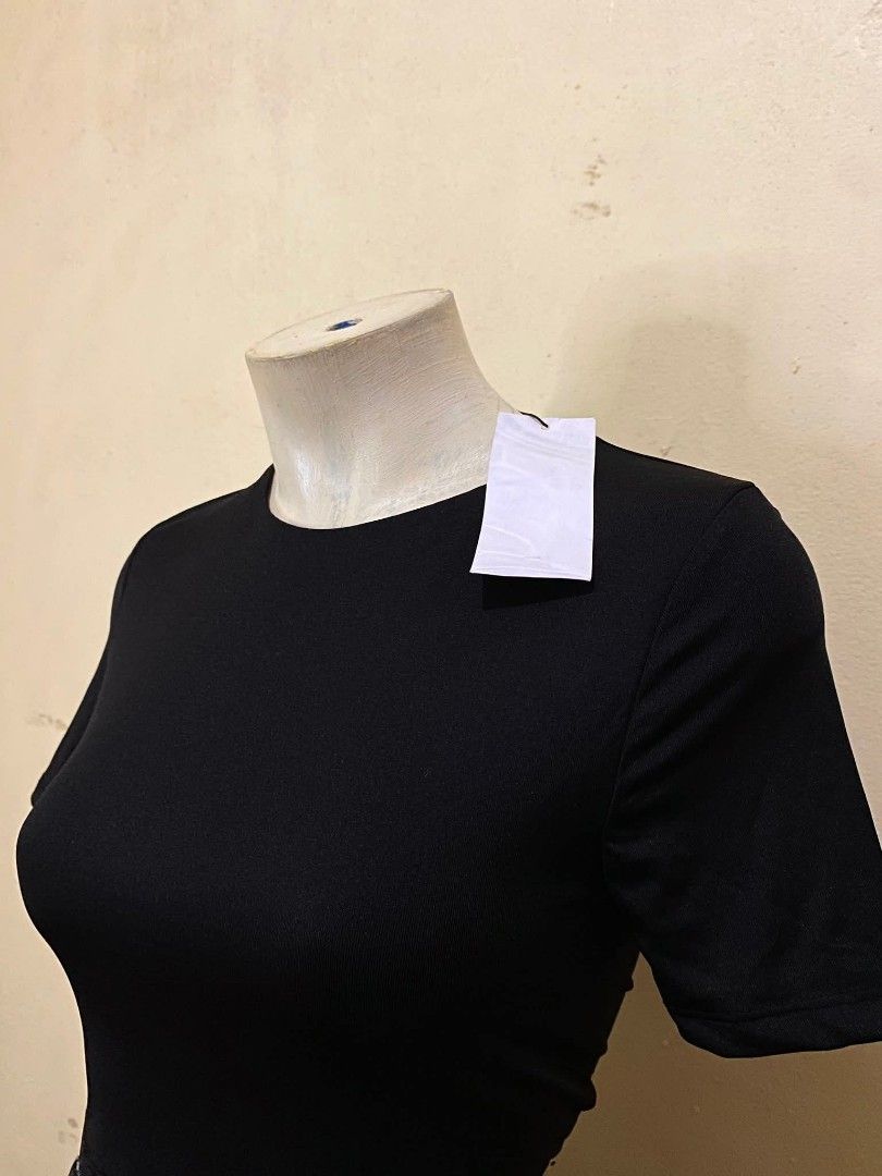 Black Crop Top (Category: Others Tops) located in Santa Cruz. Submitted by kairahviel38961 (Listing ID 1400408256, Image 1). Description: - Black crop top - Crew neck - Short sleeves - Fitted silhouette - Solid black color - Great with high-waisted bottoms.