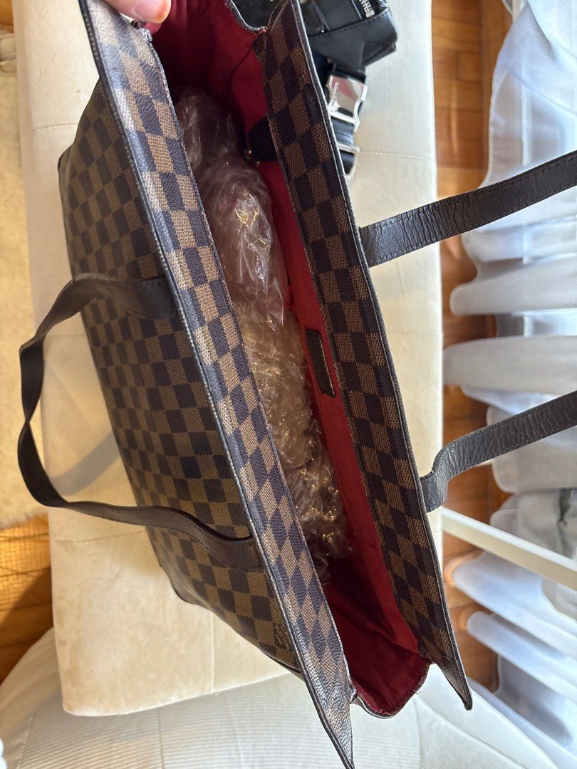 Bundle bag (Category: Tote Bags) located in Petaling Jaya. Submitted by ell_ismail (Listing ID 1400445569, Image 2). Description: - Spacious interior with red lining - Top handles - Structured design .