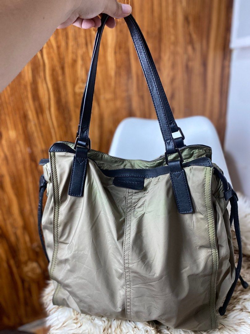 Burberry Nylon Shoulder Bag (Category: Luxury Bags & Wallets) located in Tacloban City. Submitted by houseofluxury.co (Listing ID 1400559412, Image 2). Description: Authentic 💯 Rank a Super nice and spacious .