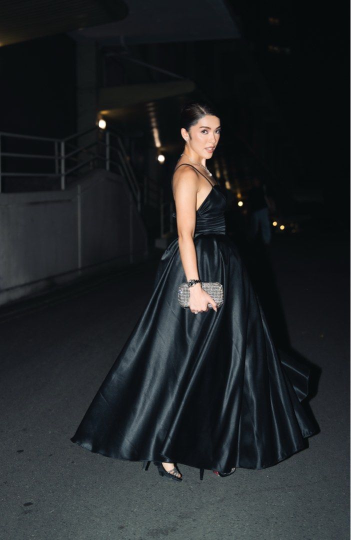 Classic Black Gown perfect for Gala night (Category: Evening dresses & gowns) located in Quezon City. Submitted by yon.j (Listing ID 1400535232, Image 1). Description: Audrey hepburn atake Rfs: need space for new collection You can fit it at my lobby Size 2. Waist - 28 3. Hips - 33.5 4. Front Waist Length - 14 5. Back Waist Length - 14 6. Bust Distance - 6.5 7. Bust Point - 9.5 8. Front Chest - 14.5 9. Back Chest - 12.5 10. Skirt Length (indicate
