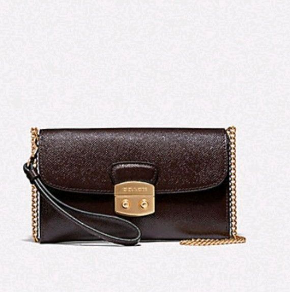 COACH AVARY Medium WRISLET WALLET (Category: Luxury Bags & Wallets) located in Manila. Submitted by eriiicaspage (Listing ID 1391541893, Image 2). Description: PREOWNED USED COACH AVARY OG WRISLET WALLET OXBLOOD BROWN GOLD MEDIUM Sign of Used RePainted Inner Flap Good Condition 8.9/10.
