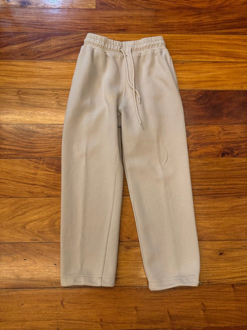 Cold laundry UK sweatpants (Category: Joggers) located in Manila. Submitted by declutter071996 (Listing ID 1400528970, Image 1). Description: Cold laundry UK sweatpants Size M (30-32 relaxed fit) No issues / Good condition P1,500 .