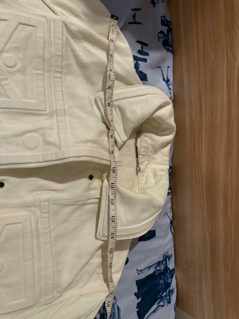 Fendi denim jacket （分類：外套及戶外衣服）位於 Hong Kong。 由 jeffshopline 提交（商品編號 1400513607，圖片 7）。簡介： Fendi denim jacket Size 38 Price is negotiable 。