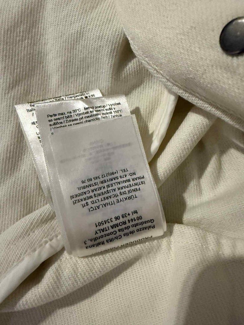 Fendi denim jacket （分類：外套及戶外衣服）位於 Hong Kong。 由 jeffshopline 提交（商品編號 1400513607，圖片 4）。簡介： Fendi denim jacket Size 38 Price is negotiable 。