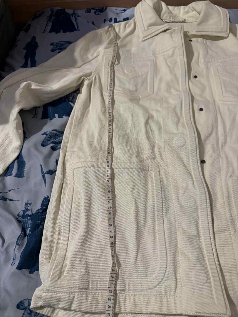 Fendi denim jacket （分類：外套及戶外衣服）位於 Hong Kong。 由 jeffshopline 提交（商品編號 1400513607，圖片 6）。簡介： Fendi denim jacket Size 38 Price is negotiable 。