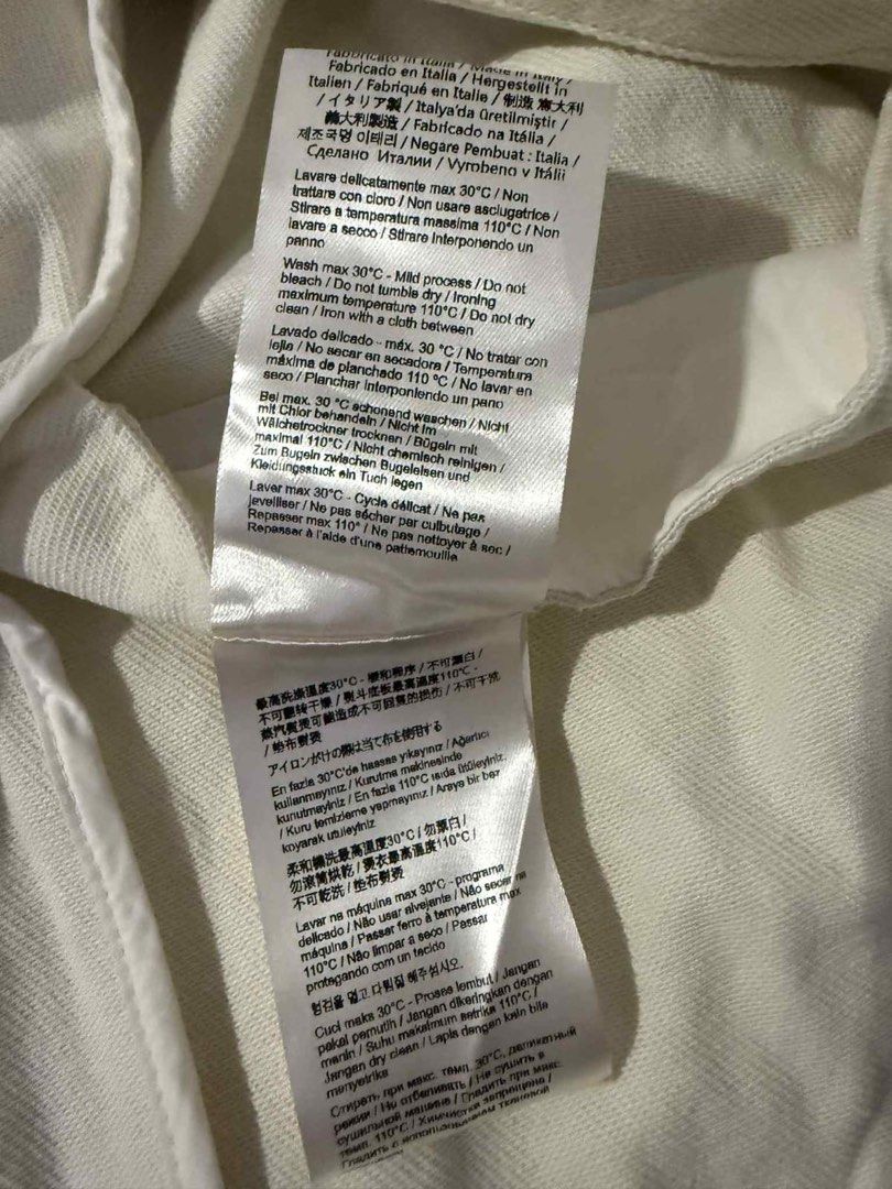 Fendi denim jacket （分類：外套及戶外衣服）位於 Hong Kong。 由 jeffshopline 提交（商品編號 1400513607，圖片 5）。簡介： Fendi denim jacket Size 38 Price is negotiable 。