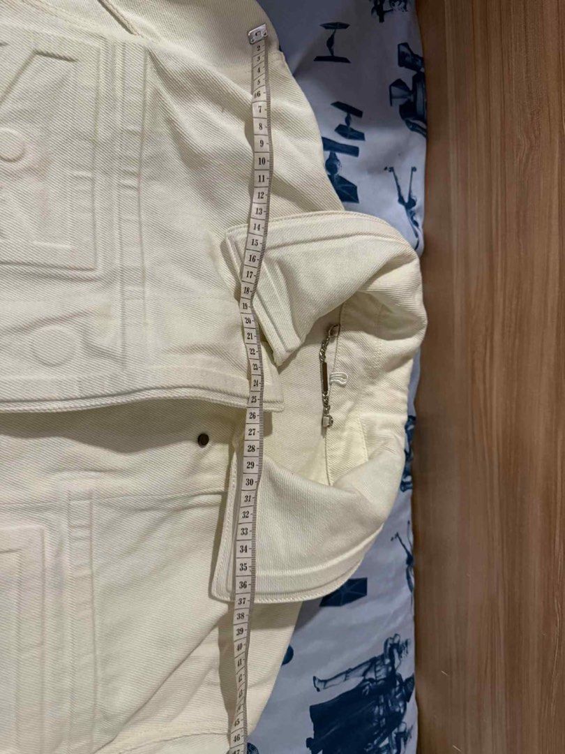 Fendi denim jacket （分類：外套及戶外衣服）位於 Hong Kong。 由 jeffshopline 提交（商品編號 1400513607，圖片 8）。簡介： Fendi denim jacket Size 38 Price is negotiable 。