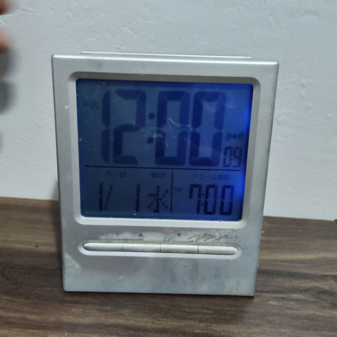 Gentos SA-911SV Digital Clock (Category: Clocks) located in Catbalogan. Submitted by jpnsrpls (Listing ID 1400418029, Image 2). Description: - Gentos SA-911SV Digital Clock - Displays time, date, and alarm - Features a sleek silver frame - Easy-to-read digital display - Front buttons for time and alarm settings - Brand and model details on the back - Made in China.