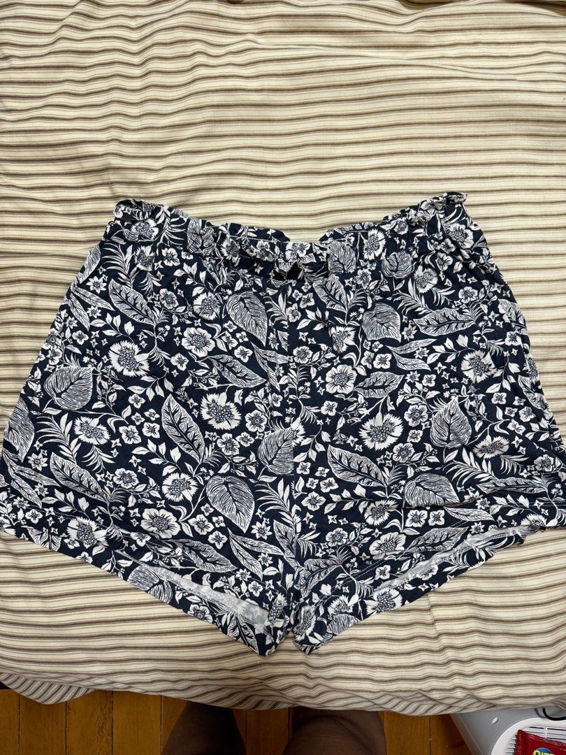 H&M Floral Flowy Shorts (Category: Shorts) located in Pasig City. Submitted by karughstuff (Listing ID 1400521152, Image 1). Description: Floral flowy shorts no issues rfs: doesnt fit anymore size s, photo for measurements 🛍️🛍️ discount if you’re buying more than 1 item payment: gcash, bpi, bdo shipping: ggx, grab, lalamove meetup: bgc (fort strip/oneboni area).