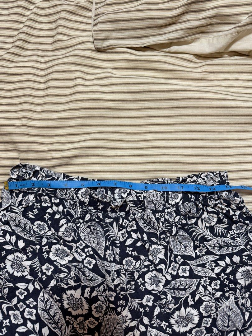 H&M Floral Flowy Shorts (Category: Shorts) located in Pasig City. Submitted by karughstuff (Listing ID 1400521152, Image 3). Description: Floral flowy shorts no issues rfs: doesnt fit anymore size s, photo for measurements 🛍️🛍️ discount if you’re buying more than 1 item payment: gcash, bpi, bdo shipping: ggx, grab, lalamove meetup: bgc (fort strip/oneboni area).