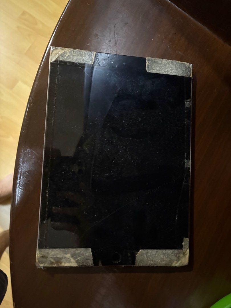 Ipad air 2 (Category: iPad) located in Pasay City. Submitted by enzopeco (Listing ID 1400553935, Image 2). Description: Ipad Not working Cracked lcd Kayo na bahala 650 pesos.