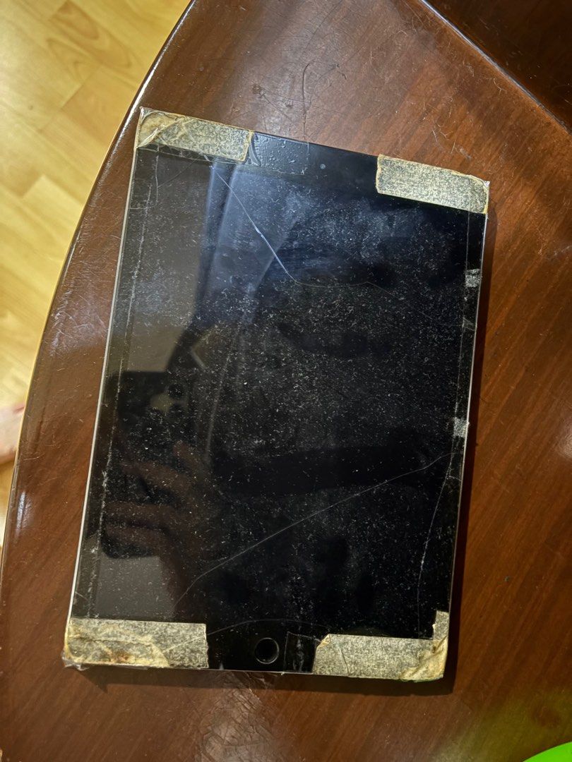 Ipad air 2 (Category: iPad) located in Pasay City. Submitted by enzopeco (Listing ID 1400553935, Image 1). Description: Ipad Not working Cracked lcd Kayo na bahala 650 pesos.