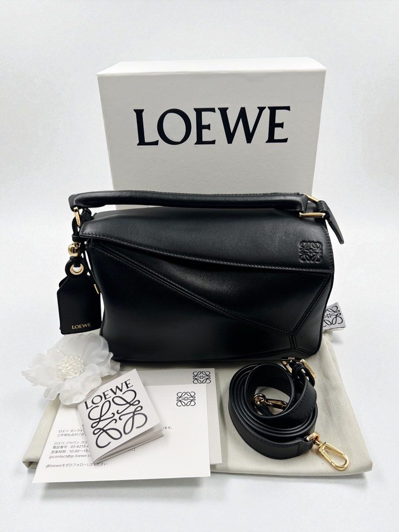 ⚜️Loewe black - Puzzle Featherlight bag (Category: Luxury Bags & Wallets) located in Makati City. Submitted by 90sangel (Listing ID 1400471543, Image 3). Description: •Item: Featherlight Puzzle bag in nappa lambskin. 🖤🕷️ •Size: Small 6.5" x 94" 4.1 in •Condition: Excellent! giftable! more detailed pictures, please DM Inclusions: 100% Store dustbag, paperbag, carecard from Loewe Japan. 🇯🇵🎌 Box not included from the SALE price🏷️.