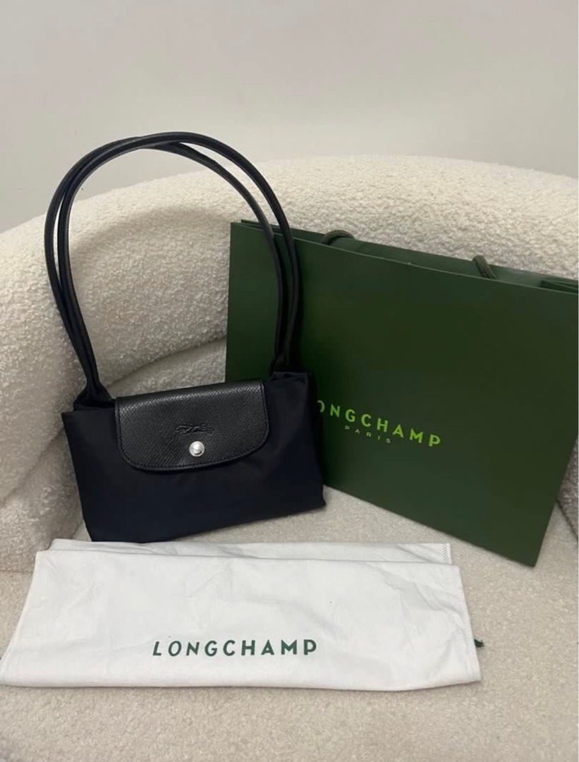 Longchamp Le Pliage Tote Bag in Black (Category: Luxury Bags & Wallets) located in Bayambang. Submitted by elle.declutter (Listing ID 1400520326, Image 1). Description: Selling this extra Longchamp Le Pliage Tote bag i also bought here. got this as a gift for my mom but ended up my sister got her the exact same bag. also if it wasn’t for my trip, i wont’t sell this because of its high quality but i had to. p.s.: first three photos are from the se