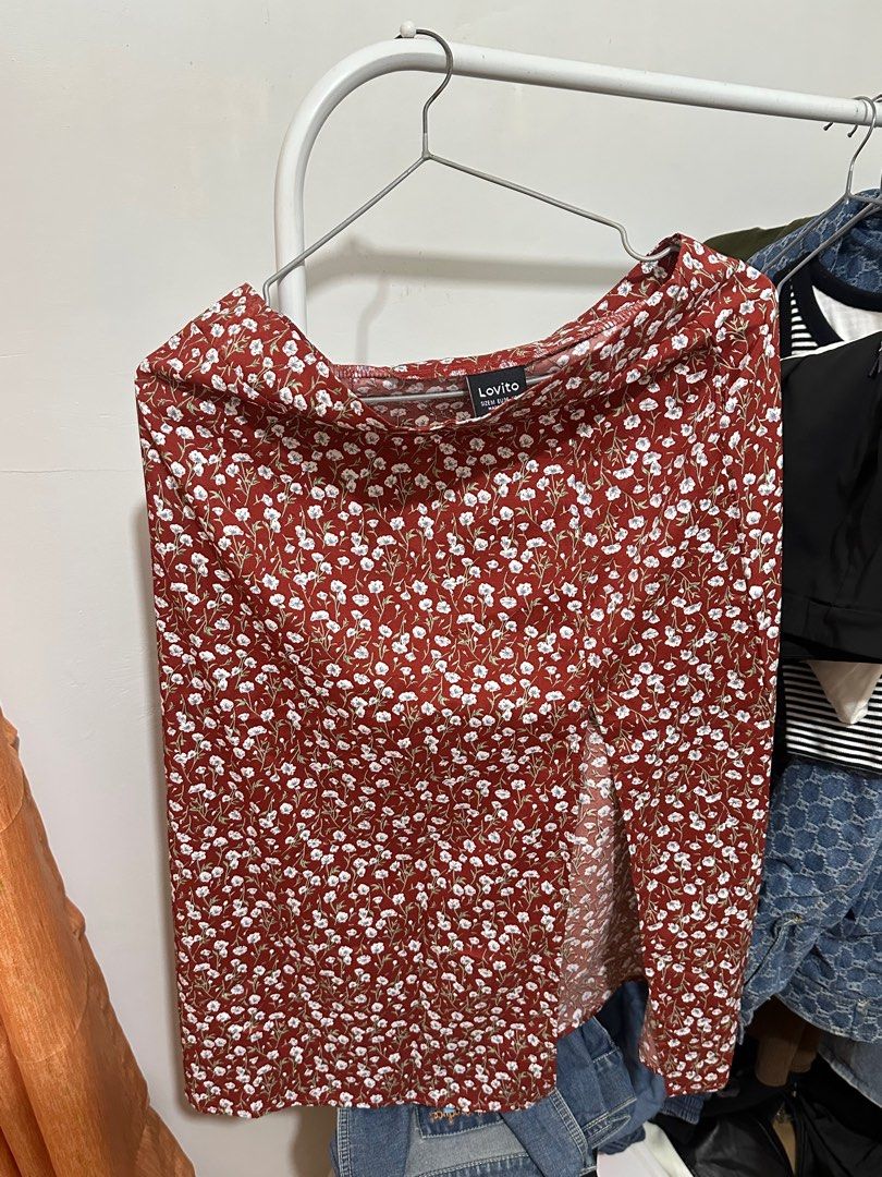 Lovito Floral Slit Skirt (Category: Skirts) located in Rizal. Submitted by buchai.declutters (Listing ID 1400554462, Image 1). Description: Lovito floral skirt in size M. Features a slit design. The skirt has a red base with white floral patterns. Made in China..