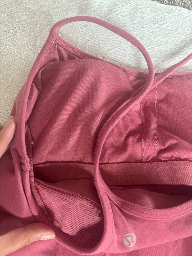 Lululemon s6 yoga top (Category: Activewear) located in Pasig City. Submitted by decluttering.always (Listing ID 1400411218, Image 2). Description: with pads.