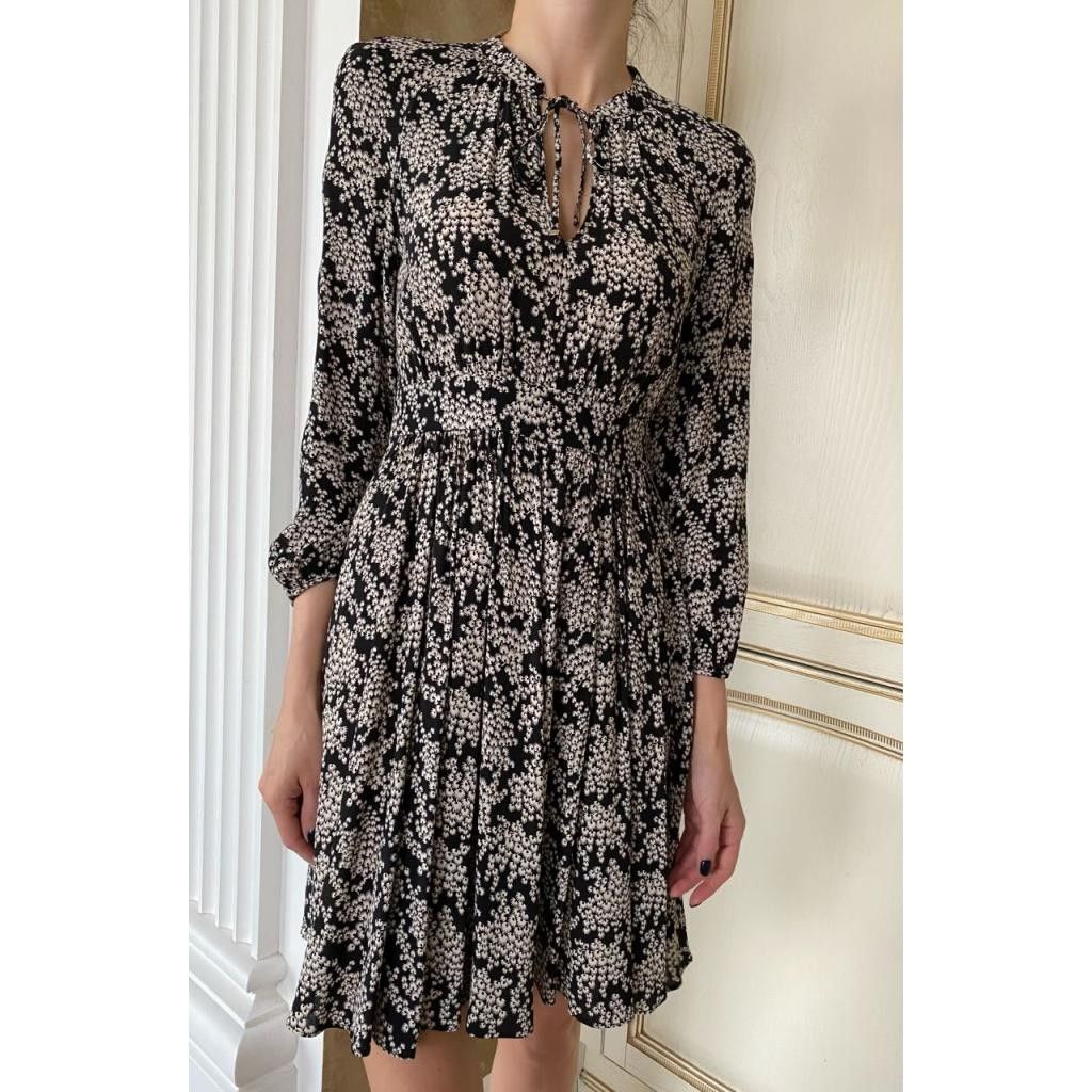 Max&Co Floral Print Dress (Category: Dresses) located in Makati City. Submitted by declutteriaa_mama (Listing ID 1400429952, Image 1). Description: - Max&Co floral print dress - Fits small body frames - Features long sleeves - Flattering cinched waist - V-neckline with tie detail - With Side Zip - Can be worn for casual and semi-formal events.