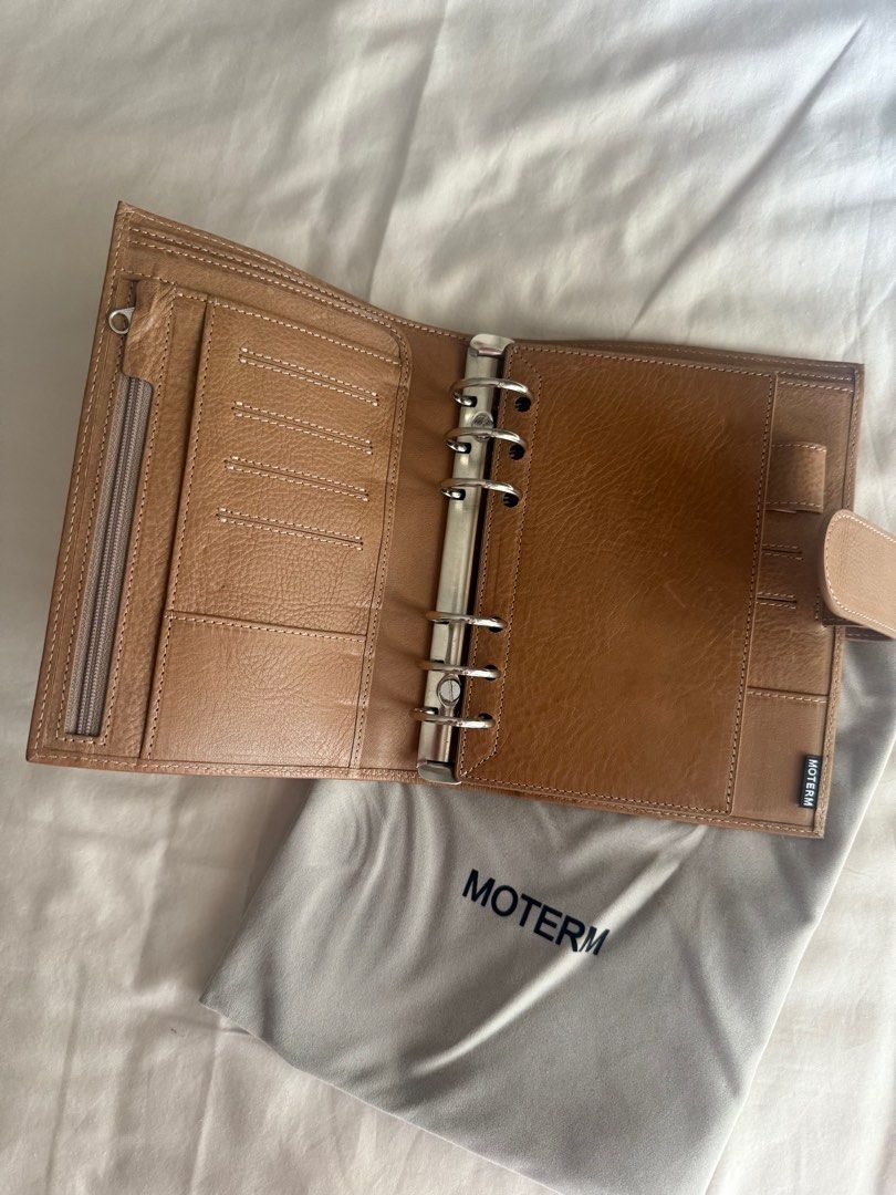 Moterm Full Grain Veg Leather - Personal Size Dune (Category: Luxury Bags & Wallets) located in Pasig City. Submitted by summernightss (Listing ID 1400435885, Image 2). Description: Bought for 6500 Rfs: Switched to filofax Slightly used, marks are from alcohol.