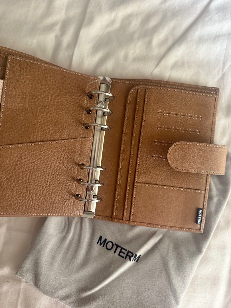 Moterm Full Grain Veg Leather - Personal Size Dune (Category: Luxury Bags & Wallets) located in Pasig City. Submitted by summernightss (Listing ID 1400435885, Image 3). Description: Bought for 6500 Rfs: Switched to filofax Slightly used, marks are from alcohol.