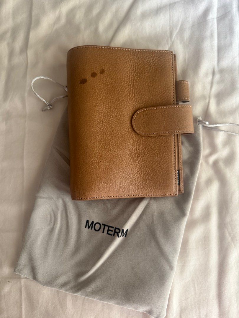 Moterm Full Grain Veg Leather - Personal Size Dune (Category: Luxury Bags & Wallets) located in Pasig City. Submitted by summernightss (Listing ID 1400435885, Image 1). Description: Bought for 6500 Rfs: Switched to filofax Slightly used, marks are from alcohol.