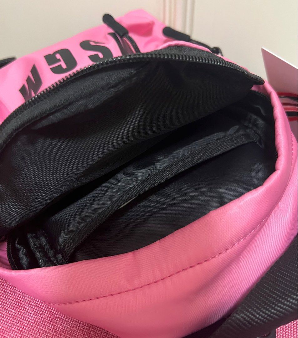 MSGM Mini Backpack - Pink （分類：背囊）位於 Hong Kong。 由 tulipbearf 提交（商品編號 1400518974，圖片 3）。簡介： NEW 全新未用 （只開袋影相） 購自英國Outlet 原牌正品 Size: 22cmx18cmx8cm （大約） 內有一格 Color: Pink （絕版） 有斜孭帶，吊牌及麈袋 地鐵站交收or 順豐到付 。