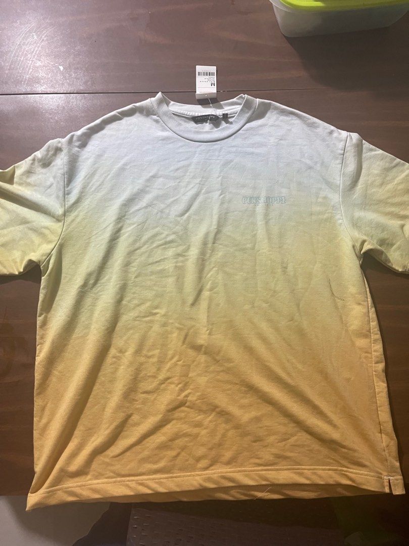 Penshoppe Ombre T-shirt - Medium (Category: Tshirts & Polo Shirts ) located in Obando. Submitted by Wintermelonzzzz (Listing ID 1400550561, Image 1). Description: - Penshoppe t-shirt - Ombre design - Crew neck - Short sleeves - Penshoppe logo on chest - Size: Medium.