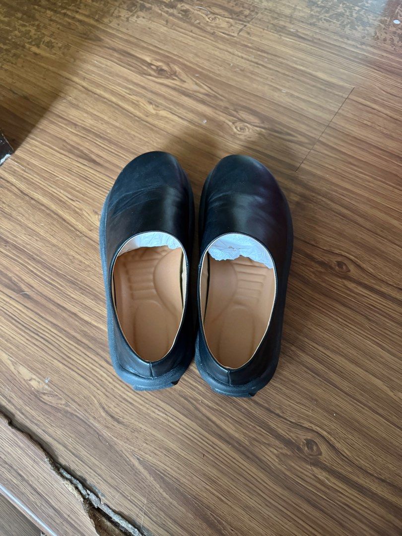 Rounded Leather Loafers / Slippers (Category: Casual Shoes) located in Quezon City. Submitted by __danmoi (Listing ID 1400470541, Image 3). Description: Purchased from a local leather shoe shop. Soft insoles..