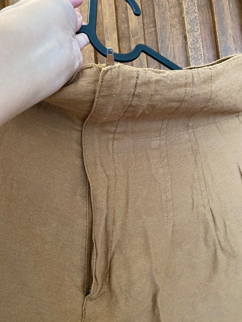 Stradivarius Brown Shorts EUR 36 (Category: Shorts) located in Makati City. Submitted by mcquindara (Listing ID 1400470112, Image 2). Description: - Stradivarius brown shorts - High-waisted style - Button and zipper closure - Includes side pockets - Size: EUR 36.