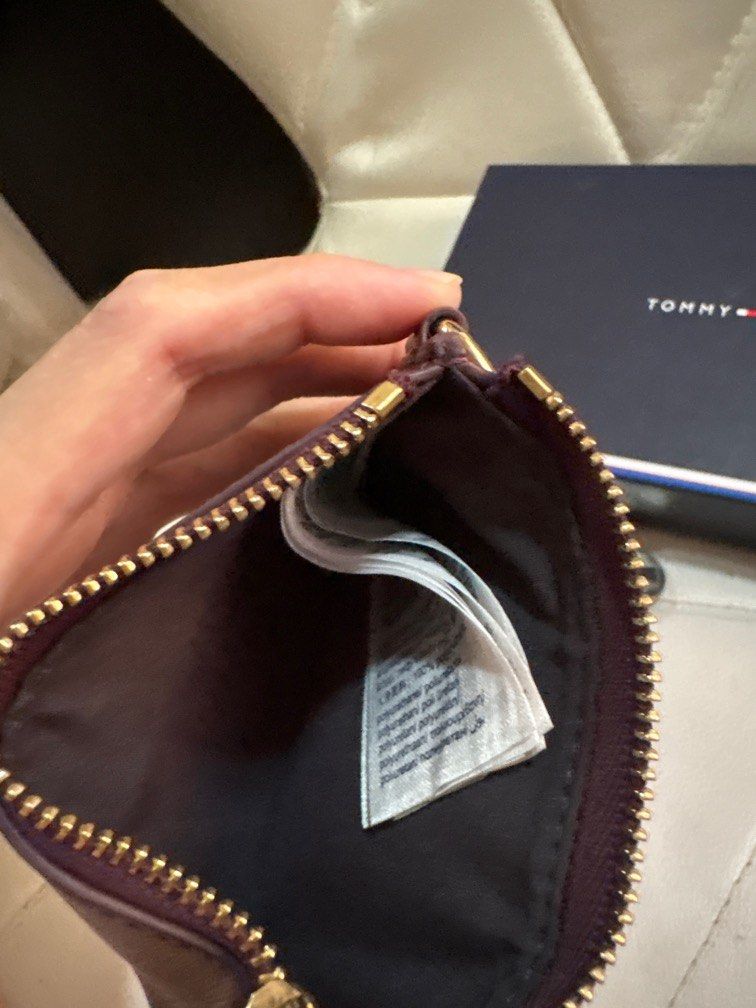 Tommy helfiger leather coinpurse (Category: Luxury Bags & Wallets) located in Cavite. Submitted by cbmae (Listing ID 1400427717, Image 3). Description: almost new.