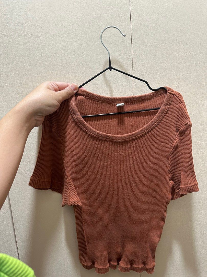 Uniqlo Crop Top (Category: Shirts) located in Quezon City. Submitted by shaizerp (Listing ID 1400543858, Image 3). Description: TAKE ALL BLUE & BROWN - Large GREEN - XL.