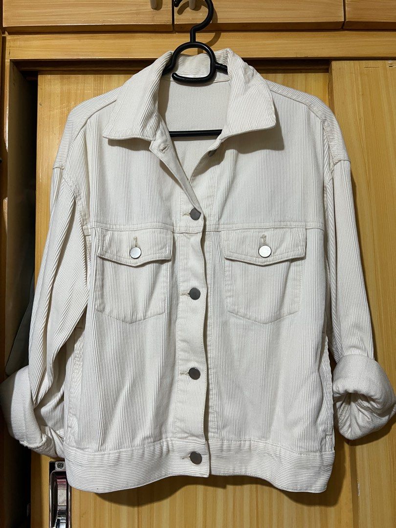 Uniqlo white Corduroy Jacket (Category: Coats, Jackets and Outerwear) located in Mandaluyong City. Submitted by declutter.rs (Listing ID 1400432023, Image 3). Description: - Uniqlo cream corduroy jacket - Size: S .