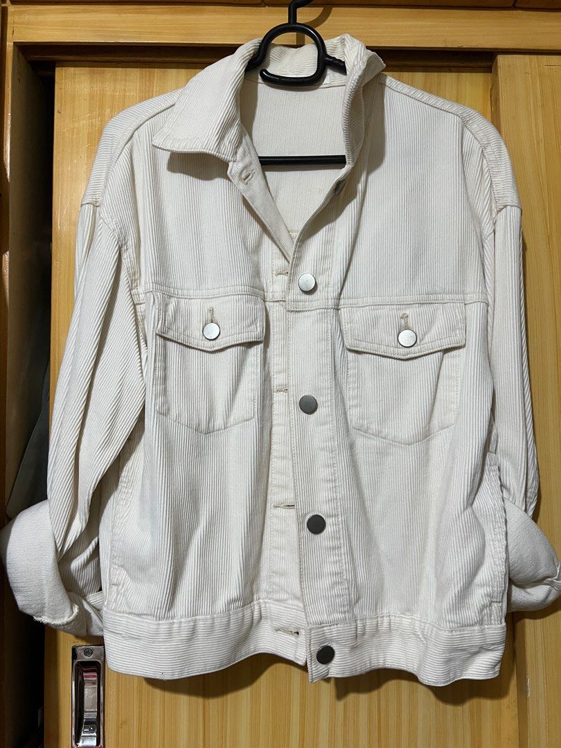 Uniqlo white Corduroy Jacket (Category: Coats, Jackets and Outerwear) located in Mandaluyong City. Submitted by declutter.rs (Listing ID 1400432023, Image 1). Description: - Uniqlo cream corduroy jacket - Size: S .