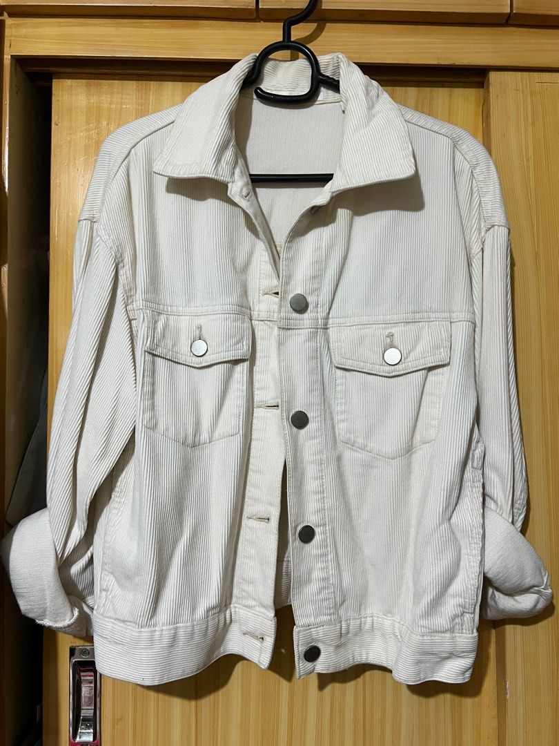 Uniqlo white Corduroy Jacket (Category: Coats, Jackets and Outerwear) located in Mandaluyong City. Submitted by declutter.rs (Listing ID 1400432023, Image 2). Description: - Uniqlo cream corduroy jacket - Size: S .