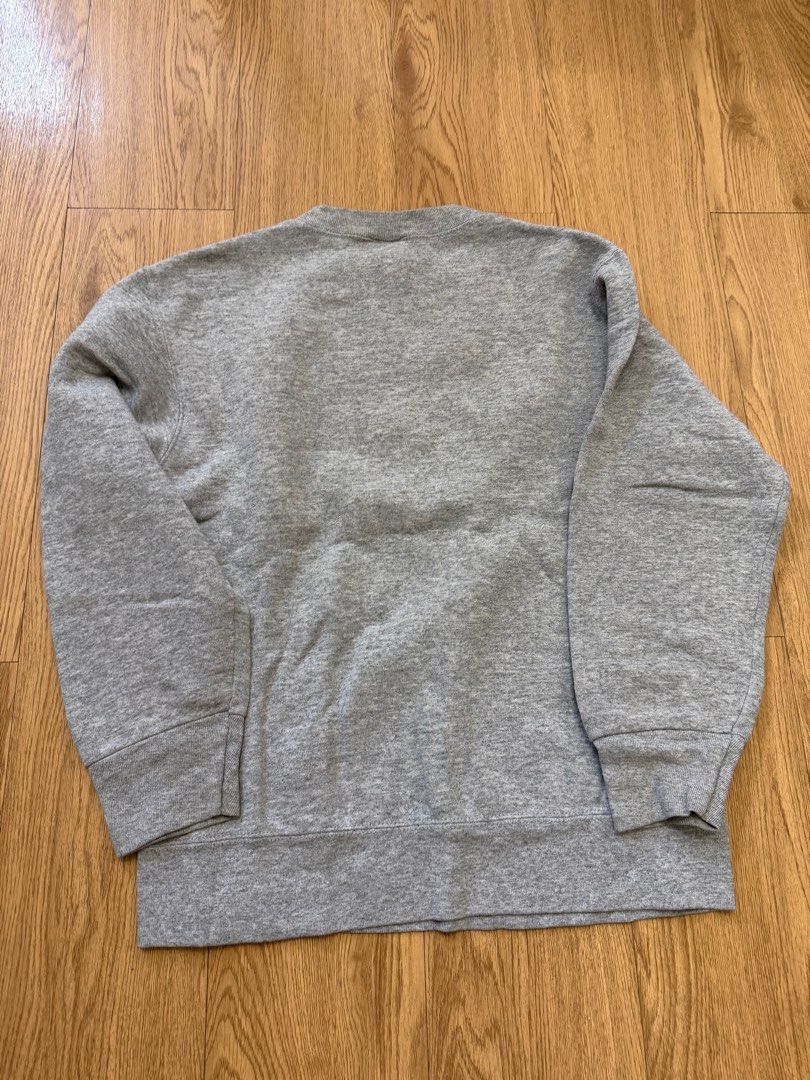 Vintage 90s Fruit of the Loom St. Louis Sweatshirt （分類：衛衣）位於 Hong Kong。 由 sellingoldpieces 提交（商品編號 1400419643，圖片 3）。簡介： Vintage 90s grey crew neck sweatshirt Size s Shoulder 17.5 inch Pit to pit 20 inch Length 24inch。