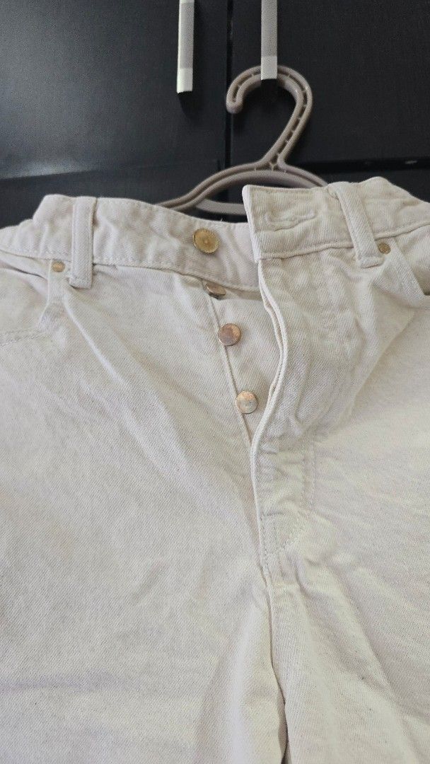 Zara Bermuda Shorts (Category: Shorts) located in Manila. Submitted by steffi.declutters (Listing ID 1400415445, Image 3). Description: - Zara denim shorts - Light beige color - Buttonclosure - Two front pockets, two back pockets - Size: EUR 40, USA 8 - Used once only! - Original price Php1995.