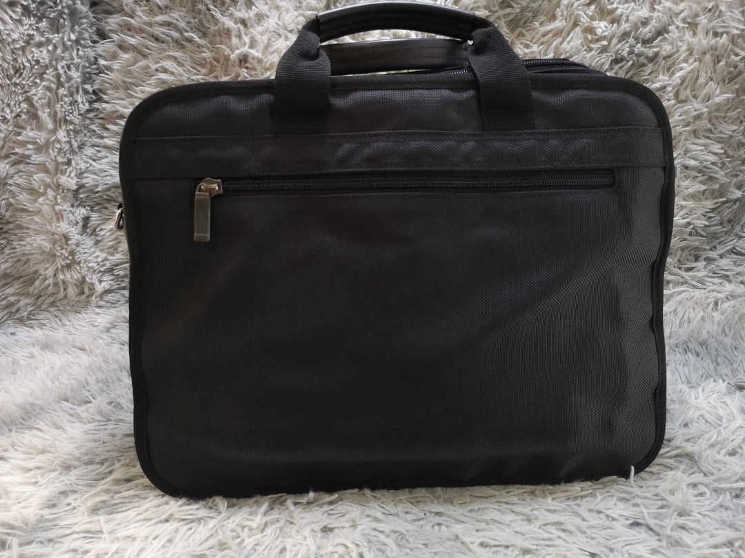 Zipper Closure Laptop Bag (Category: Laptop Bags & Sleeves) located in Santa Cruz. Submitted by jmy_surplus.2 (Listing ID 1400461739, Image 1). Description: Size ; L - 13 W - 16 Color ; Black Type ; Laptop bag Brand ; No brand Material ; Nylon Style ; Black Laptop bag LR 46 JMY 1 Batch #161.