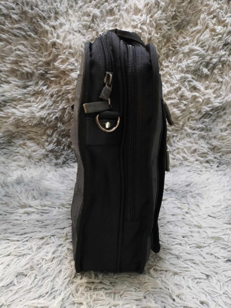 Zipper Closure Laptop Bag (Category: Laptop Bags & Sleeves) located in Santa Cruz. Submitted by jmy_surplus.2 (Listing ID 1400461739, Image 3). Description: Size ; L - 13 W - 16 Color ; Black Type ; Laptop bag Brand ; No brand Material ; Nylon Style ; Black Laptop bag LR 46 JMY 1 Batch #161.