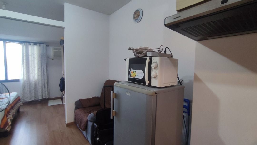 1BR Unit in The Rise Makati (Category: Apartments & Condos) located in Quezon City. Submitted by remax.portfolio (Listing ID 1400651344, Image 3). Description: For Sale: 1BR Unit in The Rise Makati -28sqm -semi-furnished (A/C, washer/dryer, range hood, shower heater) -no balcony -not a corner unit -Filipino-owned -for cash buyers.