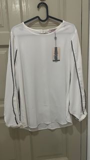 (Category: ) located in . Submitted by lysee.wardrobe (Listing ID 1400594353, Image 1). Description: .